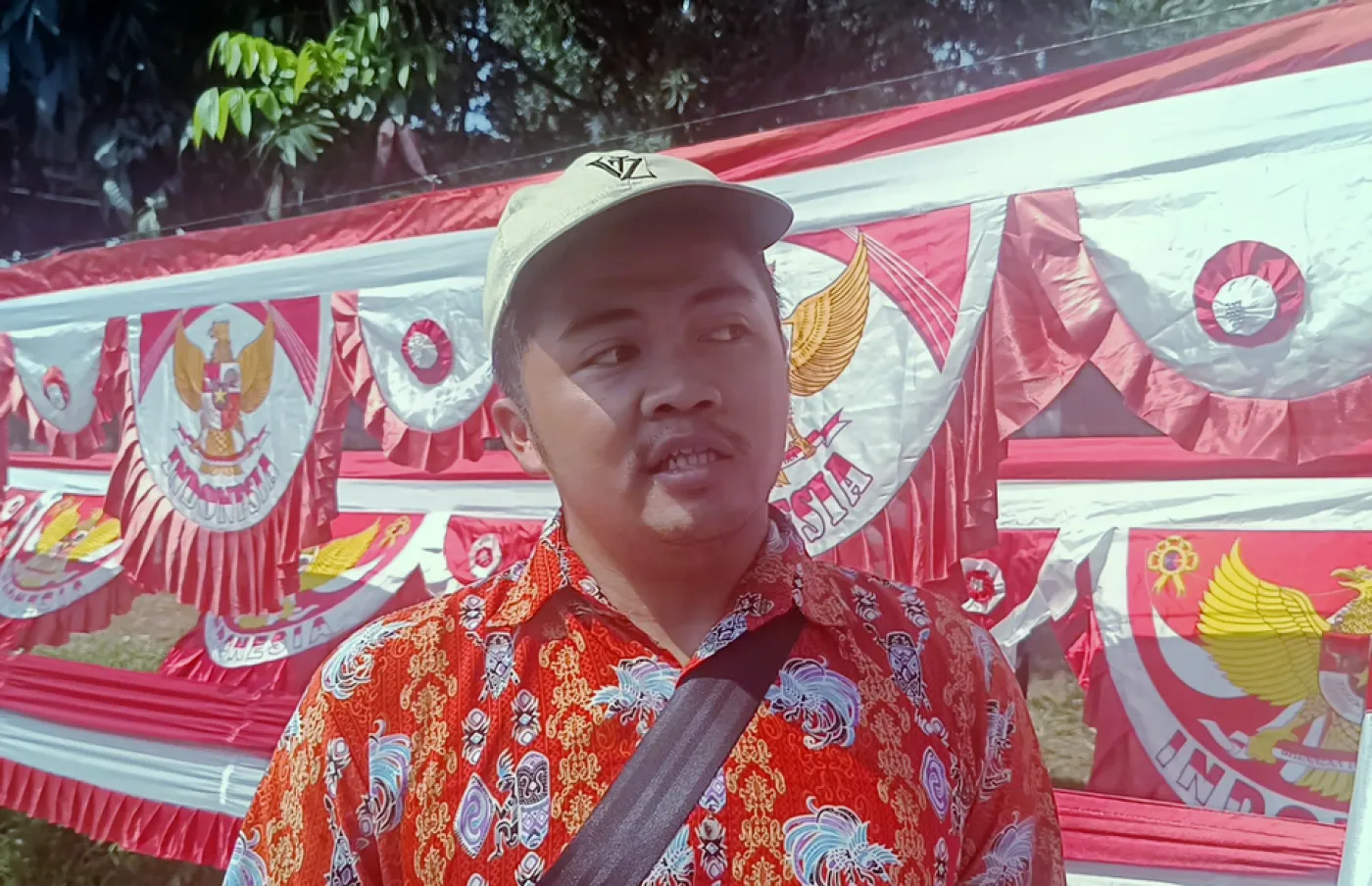 Pedagang Bendera Bingung Saat Pelanggan Tanyakan Bendera One Piece