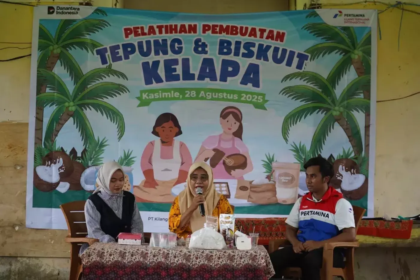 Pertamina Dukung Kemandirian Perempuan Adat Kasimle Lewat Pengolahan Kelapa