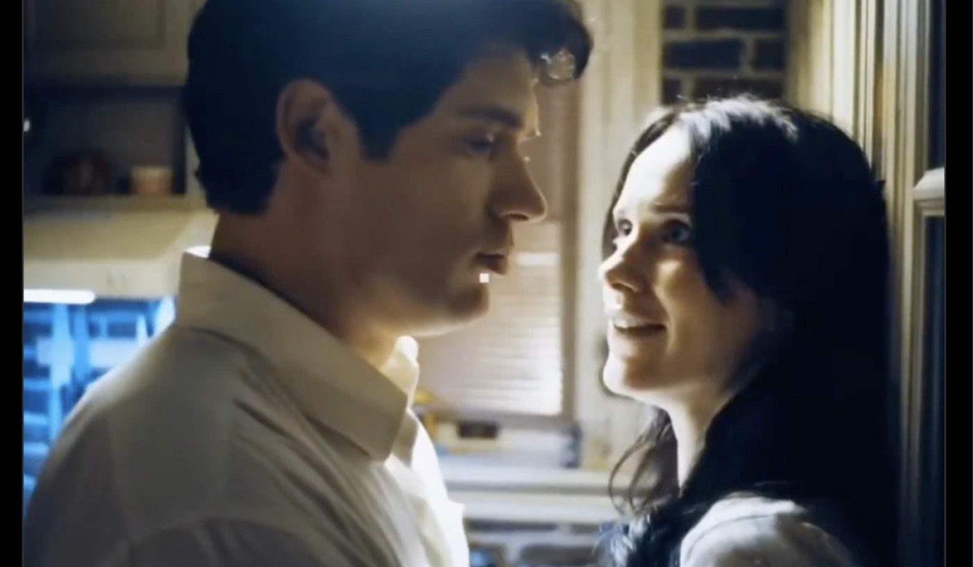 Rachel Brosnahan Viral: Suami Bereaksi Usai Adegan Ciuman dengan Superman