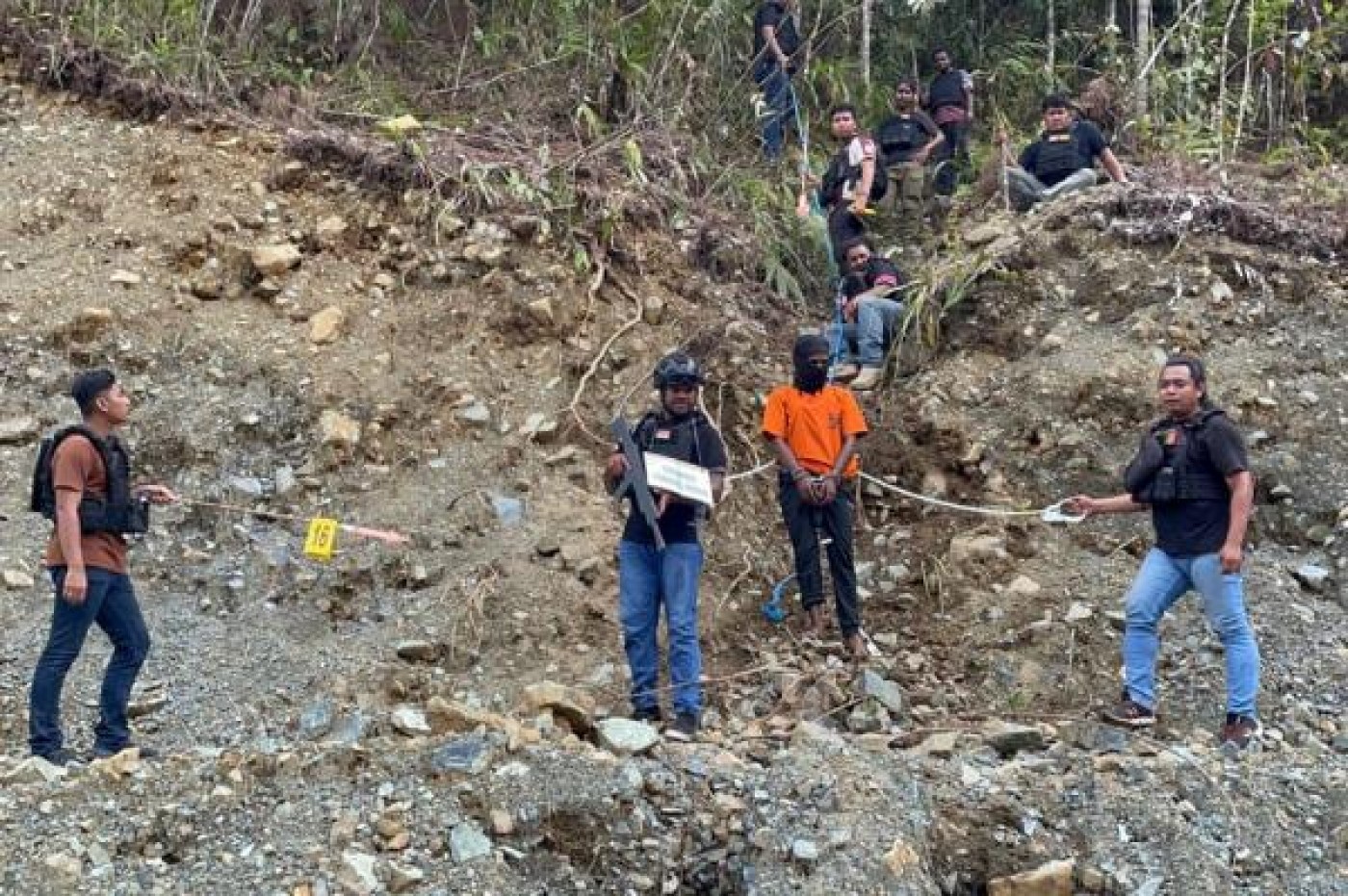 Satgas Damai Cartenz Peragakan 21 Adegan Rekonstruksi Pembunuhan 2 Brimob di Nabire