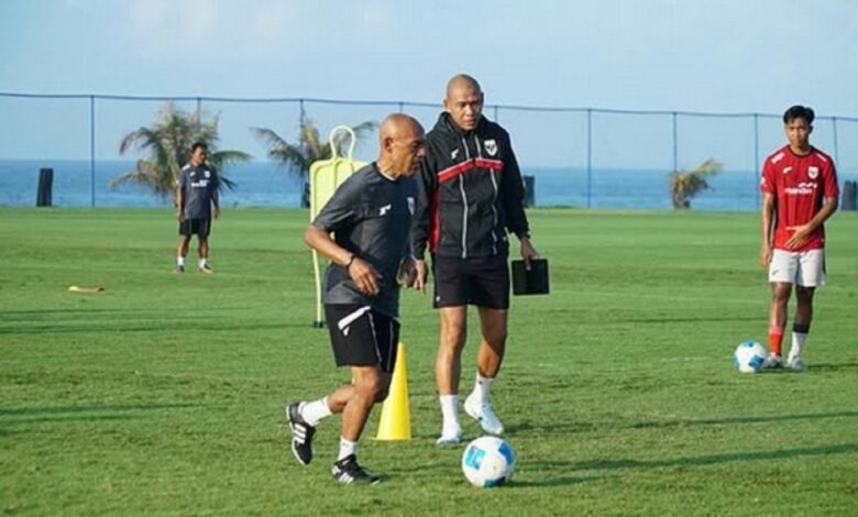 Simon Tahamata Hadiri Latihan Timnas Indonesia U-17 di Bali Menjelang Piala Kemerdekaan 2025