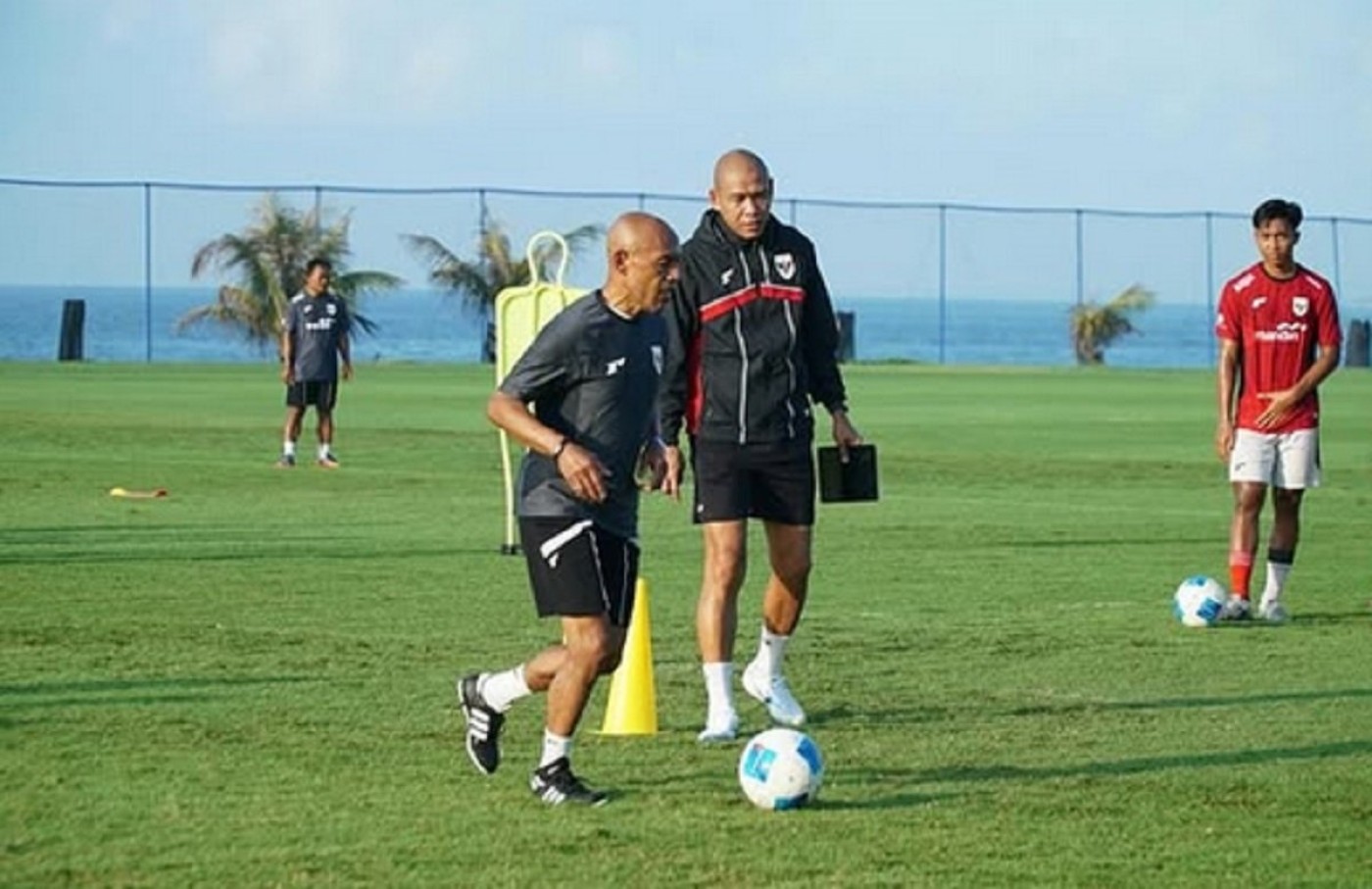 Simon Tahamata Hadiri Latihan Timnas Indonesia U-17 di Bali Menjelang Piala Kemerdekaan 2025