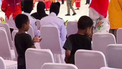 Viral! 2 Bocah di Gowa Pungut Sisa Makanan Usai HUT RI, Miris dan Mengharukan