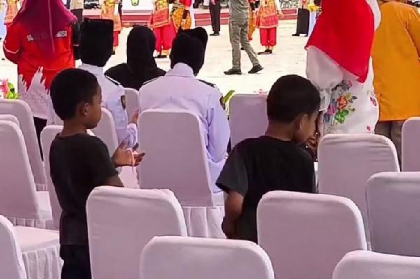 Viral! 2 Bocah di Gowa Pungut Sisa Makanan Usai HUT RI, Miris dan Mengharukan