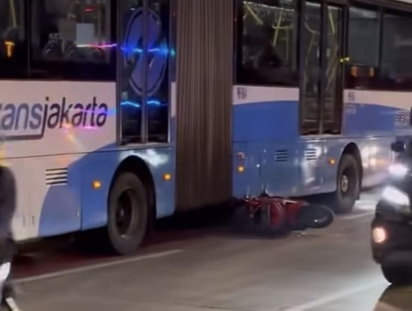 Viral Pemotor Masuk Kolong Bus Transjakarta, Ini Penjelasan Polisi