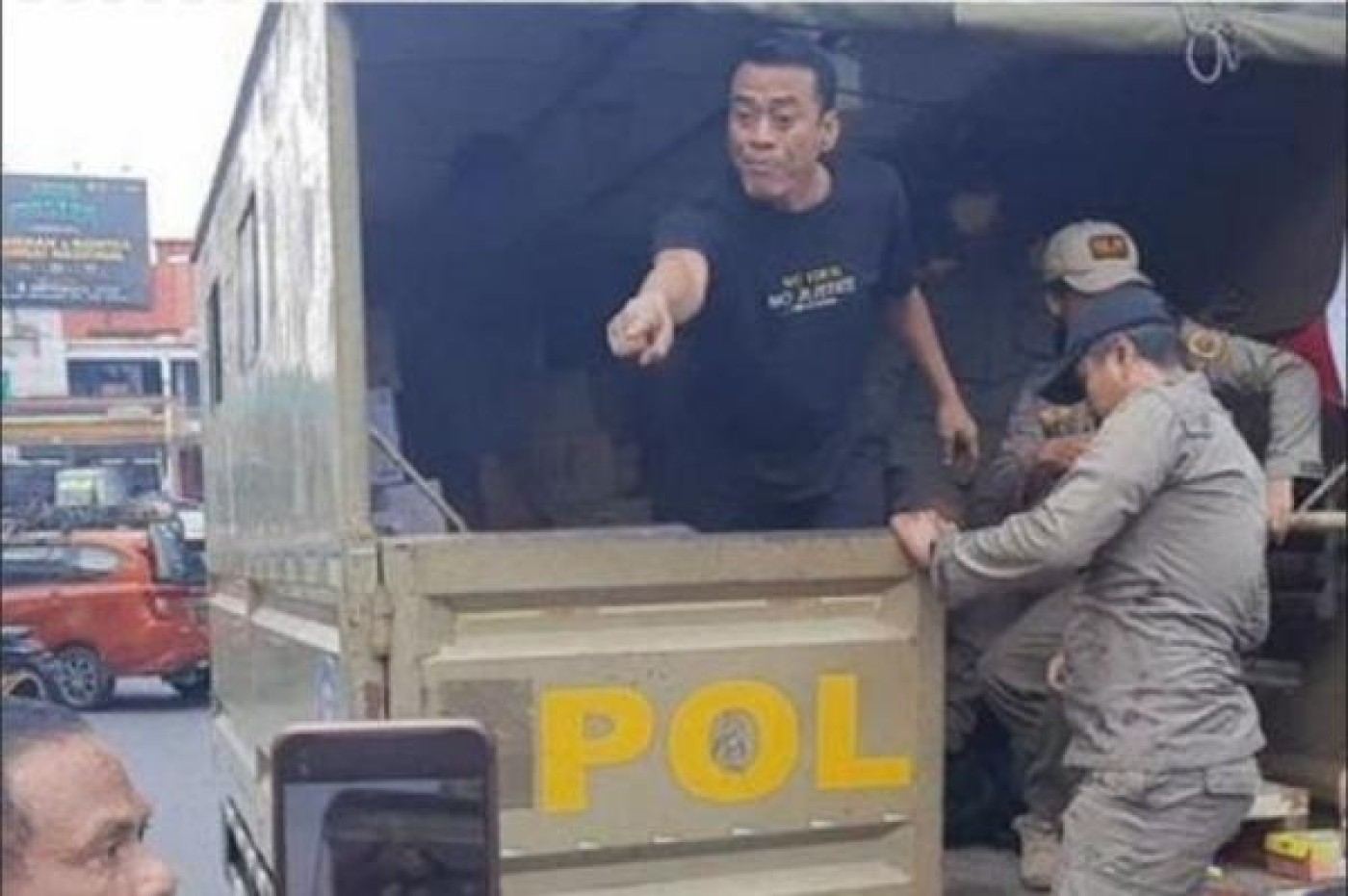 Viral! Satpol PP Angkut Paksa Donasi Tolak Kenaikan PBB di Pati, Ricuh