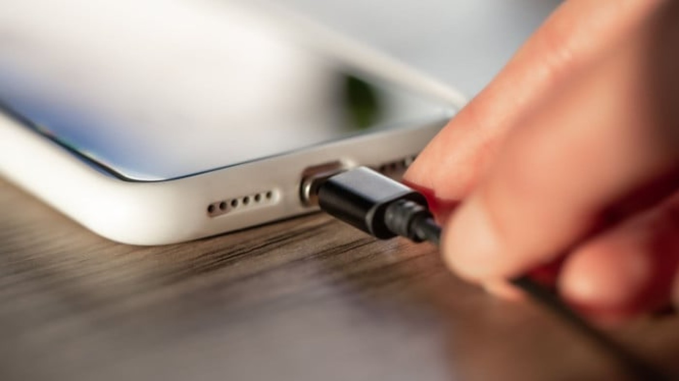 Waspada! Bahaya Tersembunyi Charger HP di Tempat Umum yang Bikin Data & HP Rentan