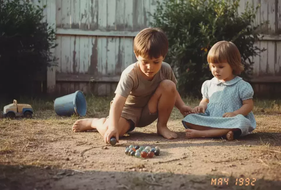 10 Prompt Gemini AI Ciptakan Foto Masa Kecil Bareng Pacar yang Realistis