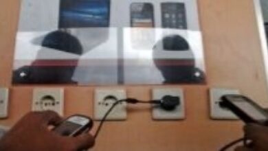 5 Bahaya Main HP Saat Dicas: Risiko Korsleting, Ledakan Baterai, hingga Kebakaran!