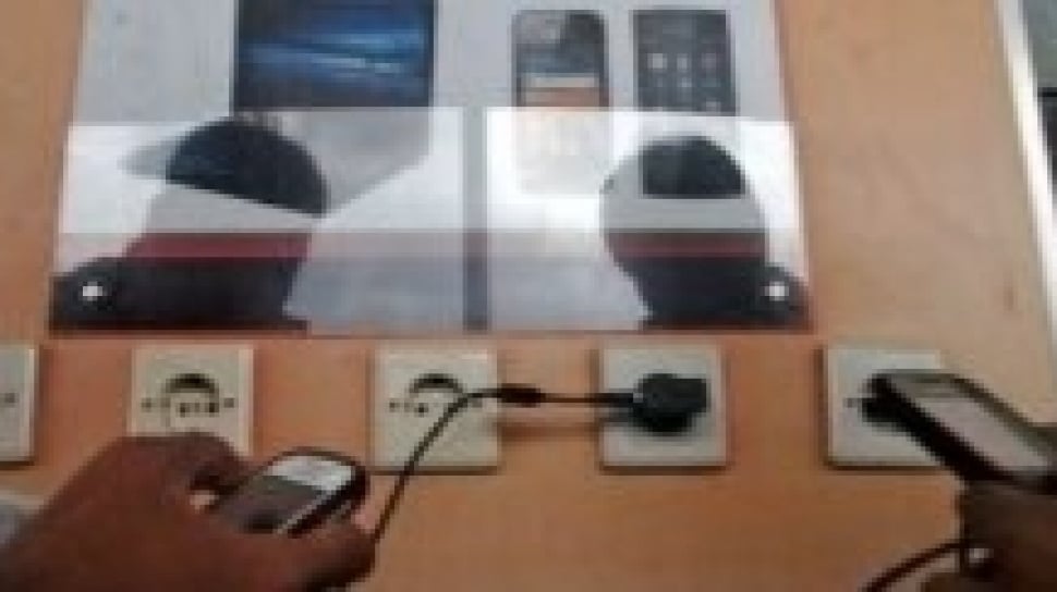 5 Bahaya Main HP Saat Dicas: Risiko Korsleting, Ledakan Baterai, hingga Kebakaran!