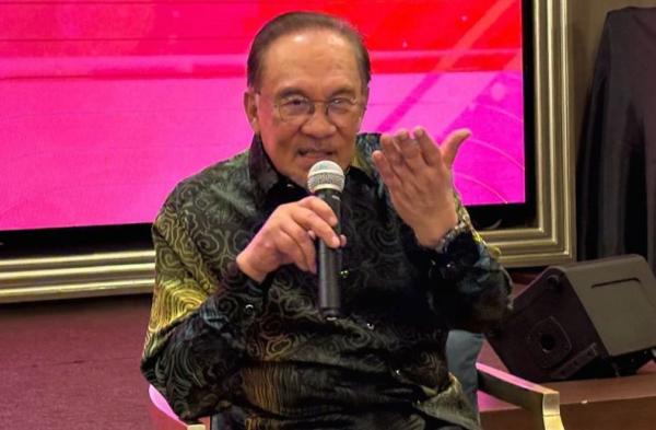 Anwar Ibrahim Tolak Permintaan Mahathir Batalkan Undang Trump ke KTT ASEAN