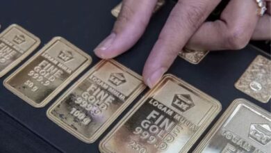 Beda Arah: Harga Emas Antam Terjun Bebas, Emas Global Cetak Rekor