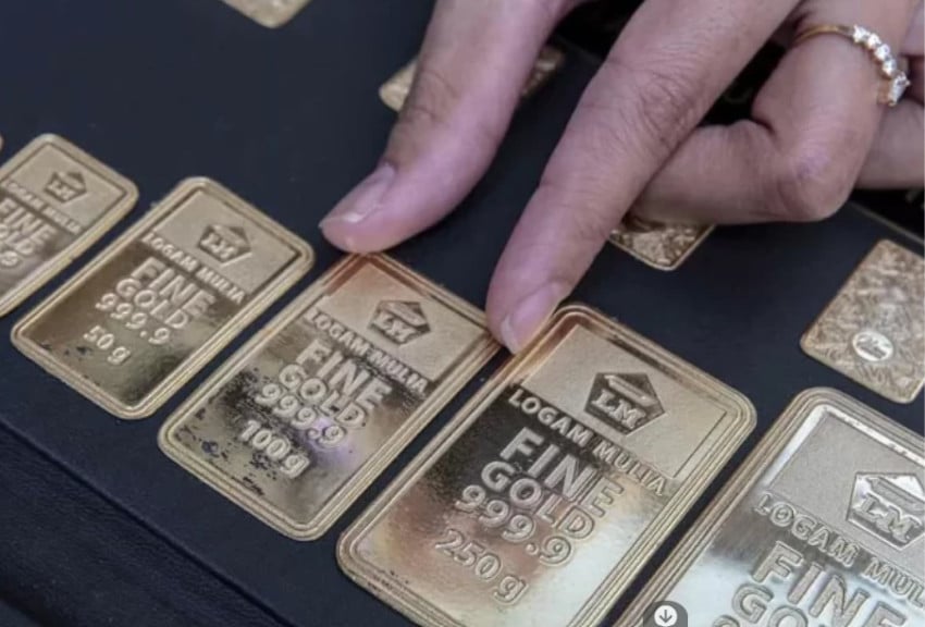 Beda Arah: Harga Emas Antam Terjun Bebas, Emas Global Cetak Rekor
