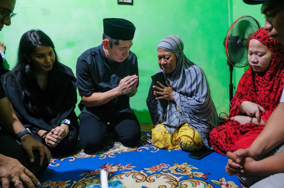 CEO Grab Anthony Tan Beri Dukungan di Rumah Duka Mitra Driver Makassar