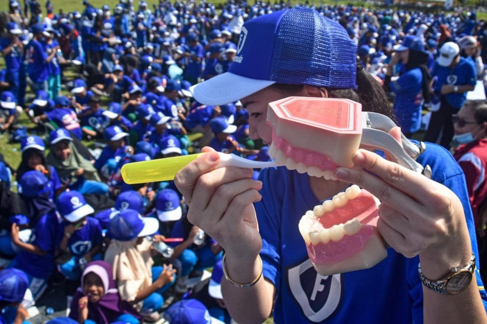 Cara Memutihkan Gigi Secara Alami Tanpa Perlu Veneer: Simak Tipsnya!