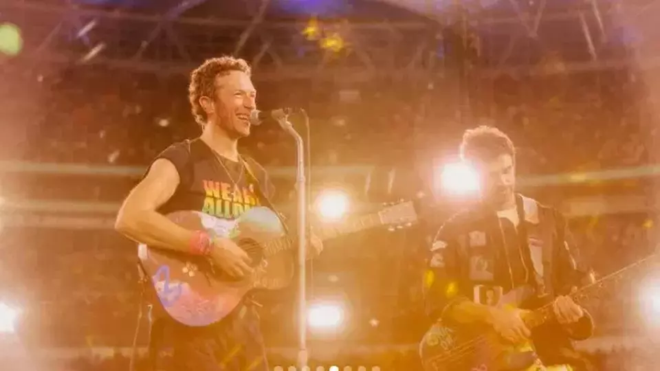 Coldplay Ajak Penonton Konser Kirim Doa untuk Charlie Kirk di Jakarta