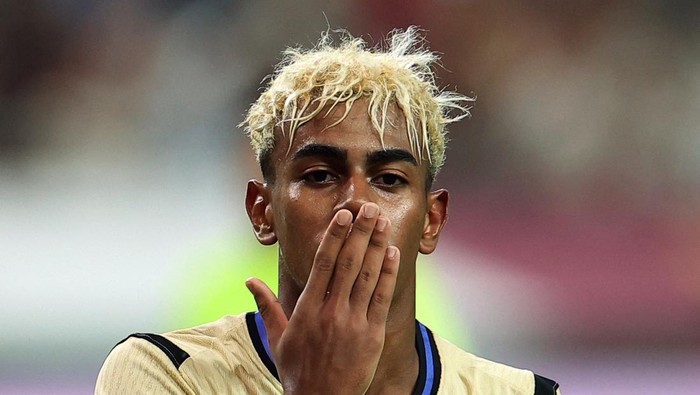 Cucurella: Jika Lamine Yamal Tak Menang Ballon d'Or, Ini Alasannya