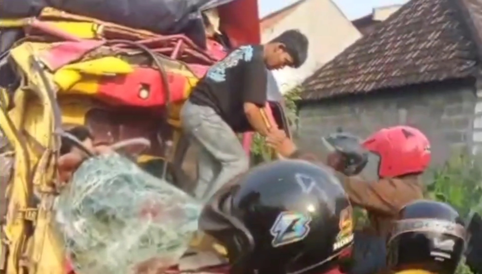 Diduga Ngantuk, Truk Tabrak Truk Dump Parkir, Sopir Tewas dalam Kecelakaan