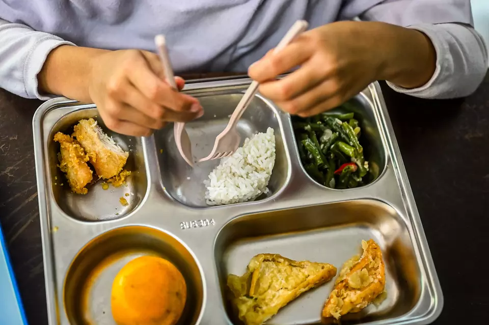 Ekonom UGM Sarankan Program MBG Diuji Coba di Sekolah Rakyat