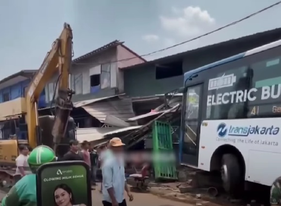 Fakta-Fakta Tabrakan Bus Listrik TransJakarta dengan Toko di Setiabudi