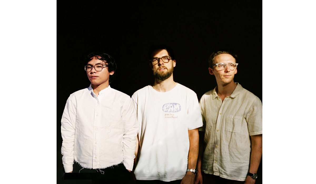 Grentperez dan Honne Berkolaborasi Rilis Single 'Folding Chairs on the Moon'