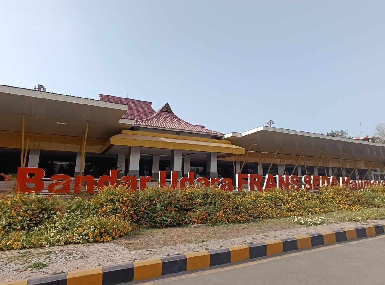 Gunung Api Lewotobi Laki-laki Naik Level Awas, Bandara Frans Seda Maumere Ditutup