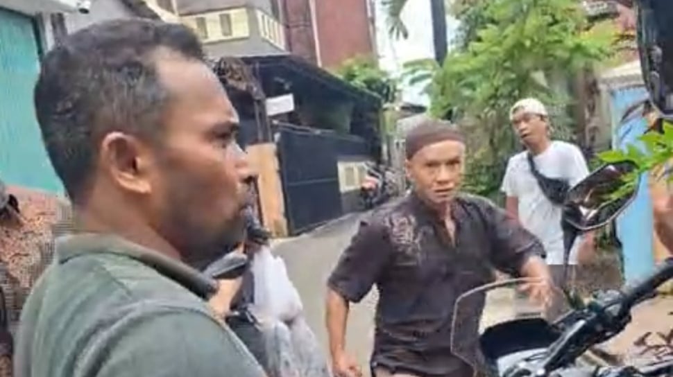 Jurnalis Dikepung Pekerja SPPG di Pasar Rebo Saat Liput Kasus Keracunan MBG