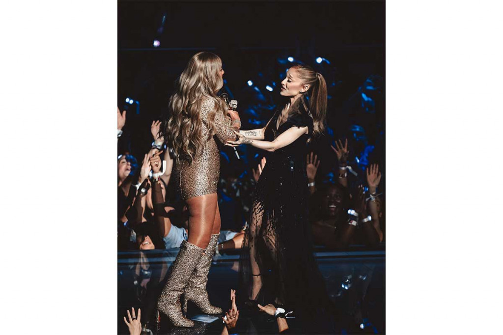 Momen Ariana Grande dan Mariah Carey Bersama di Backstage MTV VMA 2025