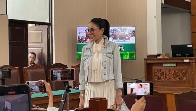 Nikita Mirzani Bertahan dengan Rok Panjang: Alasan di Balik Pilihannya Saat Sidang