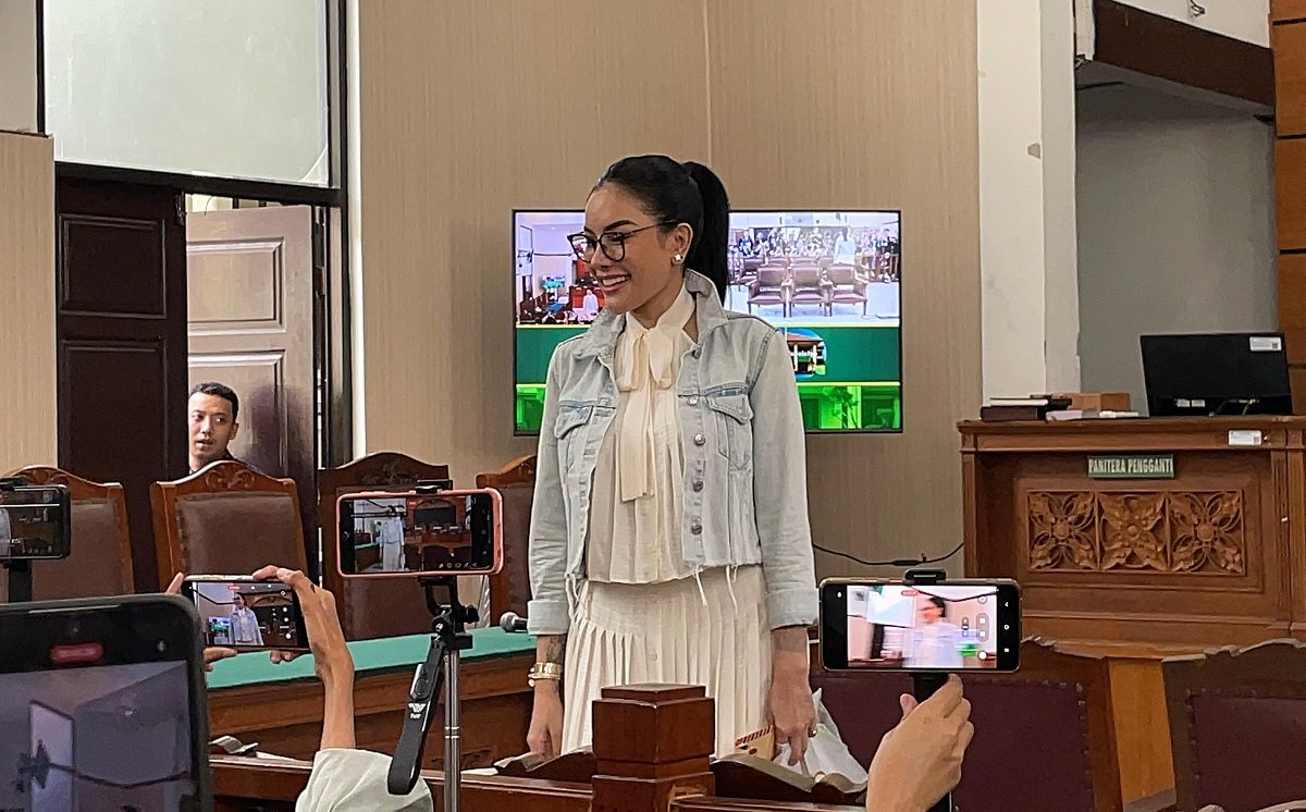 Nikita Mirzani Bertahan dengan Rok Panjang: Alasan di Balik Pilihannya Saat Sidang