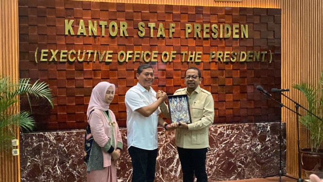 Pecah Tangis AM Putranto Saat Serah Terima Jabatan KSP ke Qodari