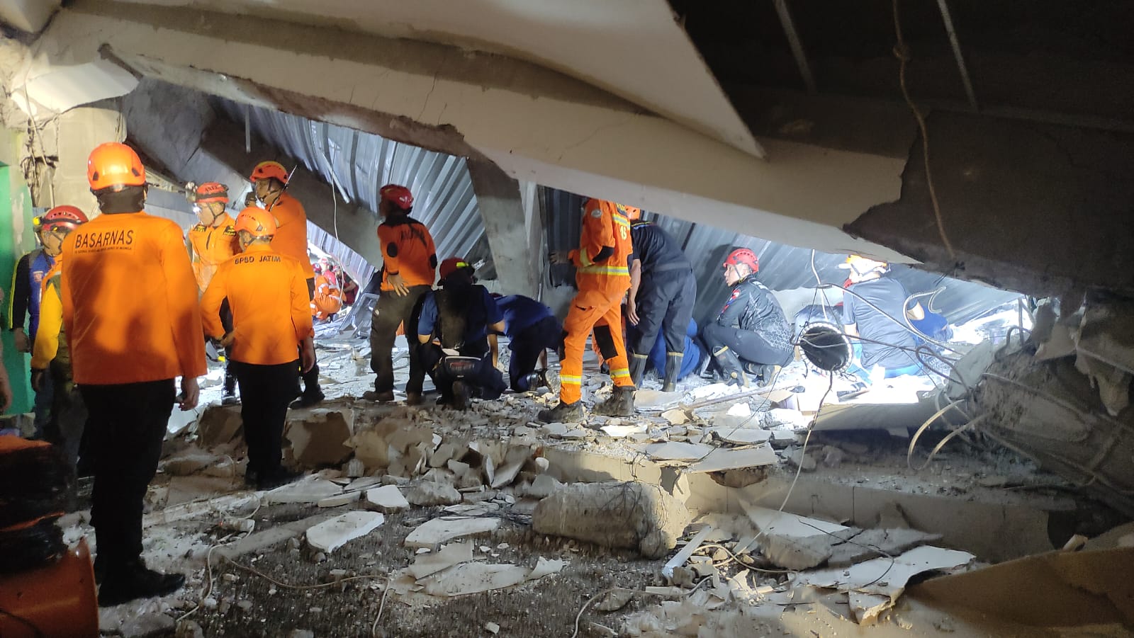 Satu Santri Tewas dalam Ambruknya Musala Ponpes Al Khonizy Sidoarjo