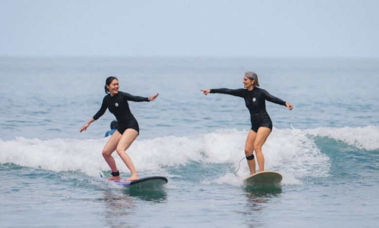 Surfing: Perempuan Temukan Keberanian dan Healing Melalui Laut