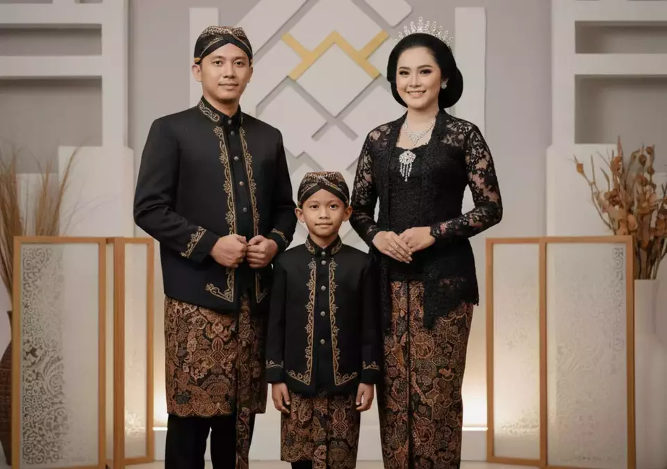 10 Prompt Gemini AI Terbaik untuk Ciptakan Foto Studio Keluarga Realistis