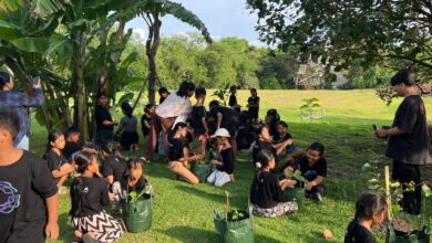 Anak-Anak Bali Diajarkan Merawat Pohon Agar Tumbuh Menjadi Raksasa