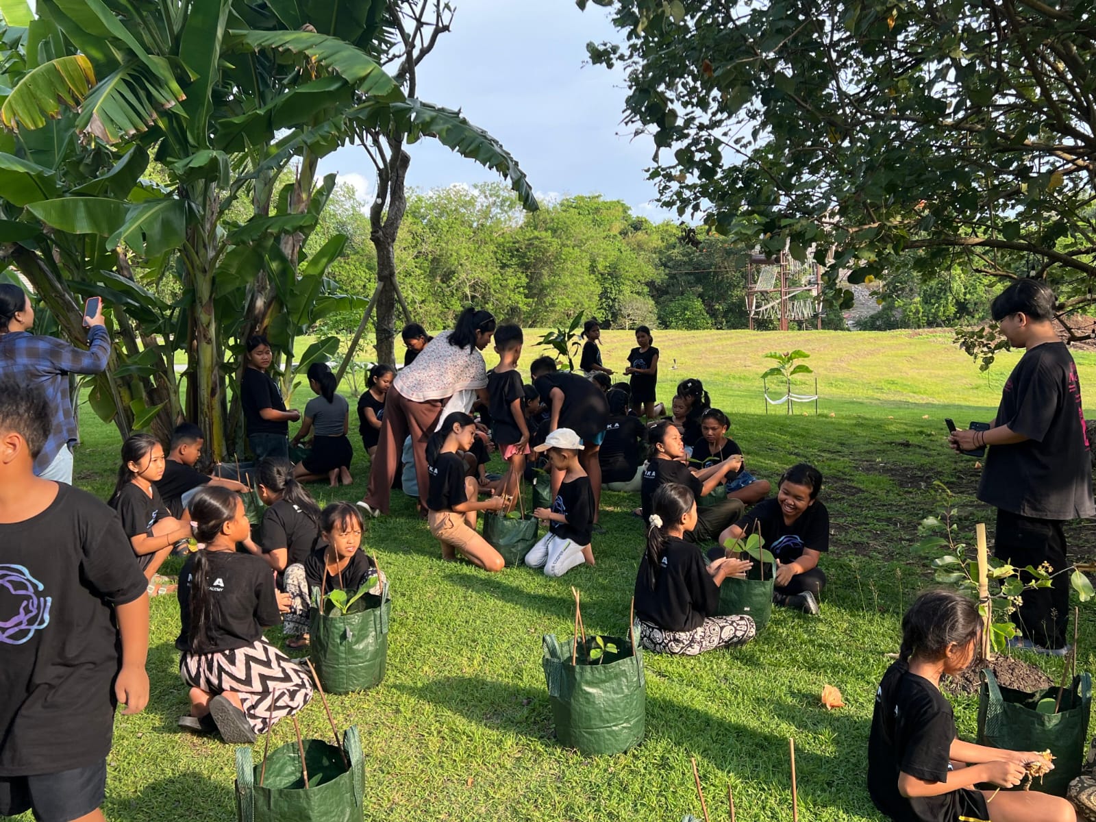 Anak-Anak Bali Diajarkan Merawat Pohon Agar Tumbuh Menjadi Raksasa