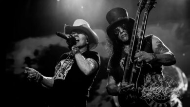 Axl Rose Angkat Bendera Palestina Saat Konser Guns N' Roses di Bogota