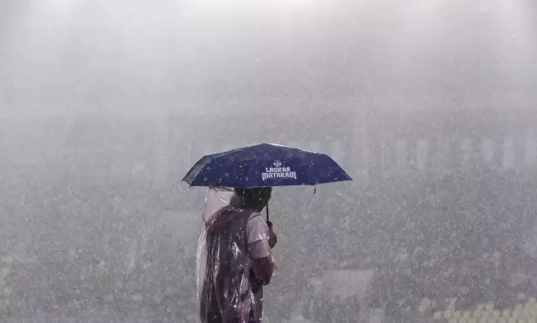 Bagaimana Mikroplastik Terkandung dalam Air Hujan? Ini Penjelasannya!