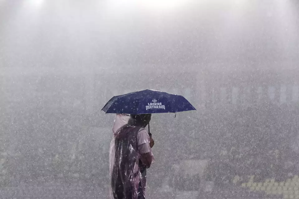 Bagaimana Mikroplastik Terkandung dalam Air Hujan? Ini Penjelasannya!