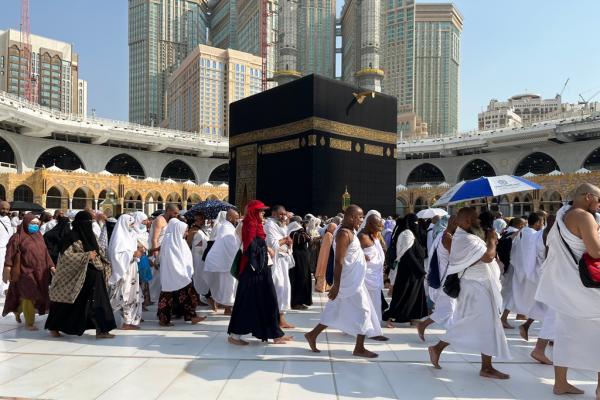 Biaya Umrah Mandiri vs Travel: Pilihan Hemat dan Nyaman untuk Jamaah