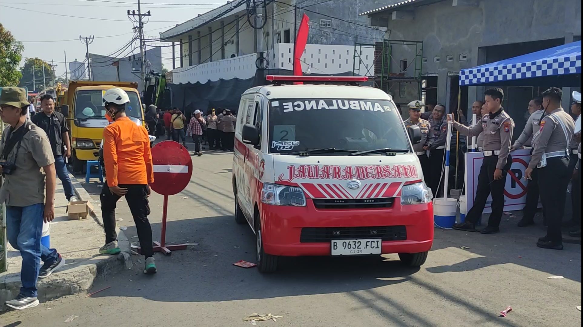 Dua Ambulans Keluar Ponpes, Tiga Alat Berat Masuk Lagi: Apa yang Terjadi?