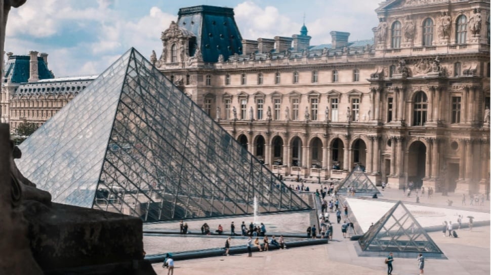 Dua Pria Ditangkap atas Pencurian Permata Berharga di Museum Louvre