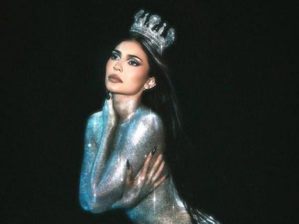 Gong! Kylie Jenner Memukau dengan Mahkota Rancangan Rinaldy Yunardi