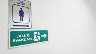 Hati-Hati! Hobi Main Ponsel di Toilet Bisa Picu Ambeien dan Sembelit