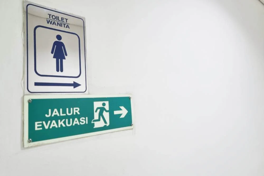 Hati-Hati! Hobi Main Ponsel di Toilet Bisa Picu Ambeien dan Sembelit