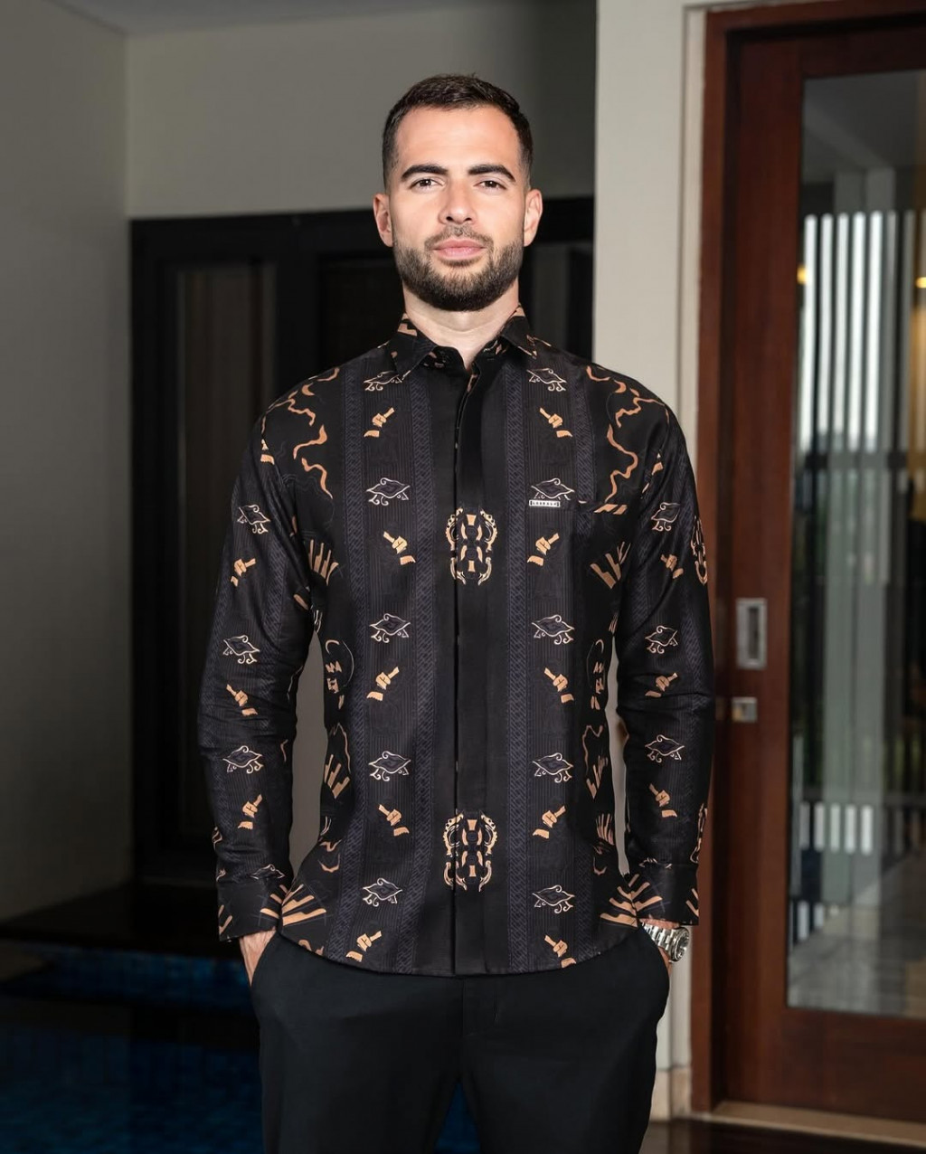 Jordi Amat Rayakan Hari Batik Nasional, Tampilkan Gagah dengan Tiga Motif