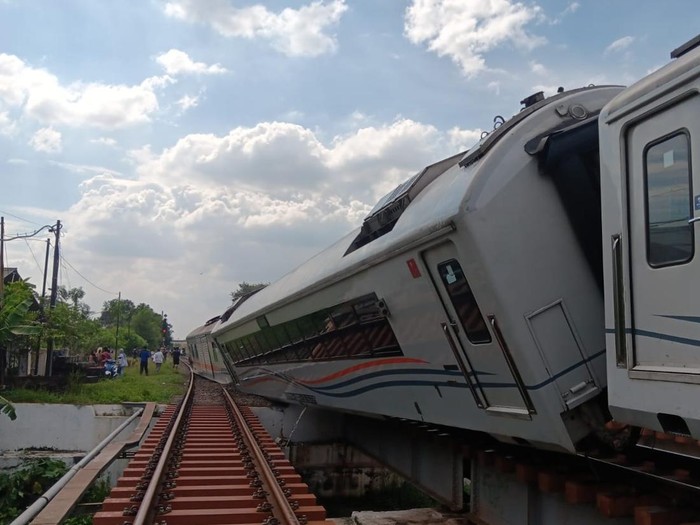 Kereta Purwojaya Anjlok, KAI Pastikan 232 Penumpang Selamat dan Terlindungi