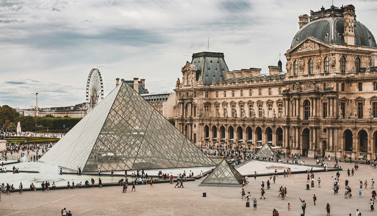 Kronologi Perampokan Louvre: 6 Menit Aksi Profesional, Terungkap!