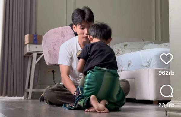 Momen Mengharukan Na Daehoon Salat Bareng Anak Usai Guncangan Isu Perselingkuhan