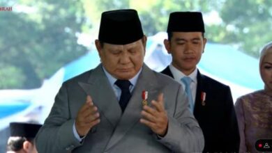 Momen Prabowo Berdoa Ditemani Gibran Saat Tinjau Sumur Lubang Buaya